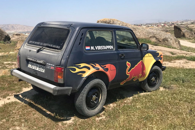 Een Lada Niva met de naam Max Verstappen