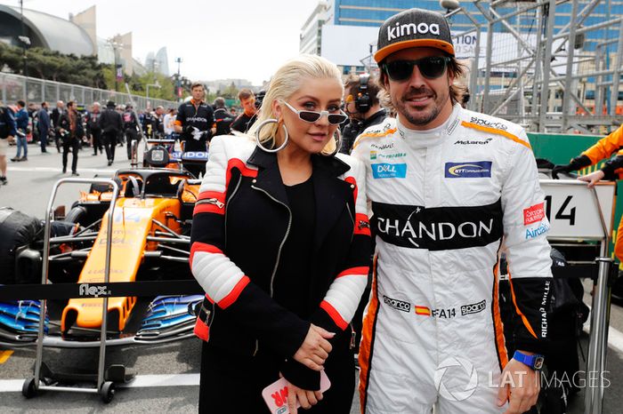 La cantante Christina Aguilera con Fernando Alonso, McLaren, en la parrilla