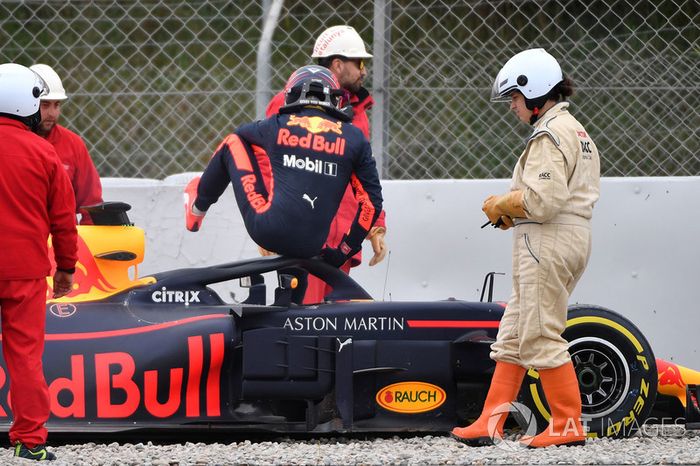 Max Verstappen também visitou o cascalho de Barcelona.