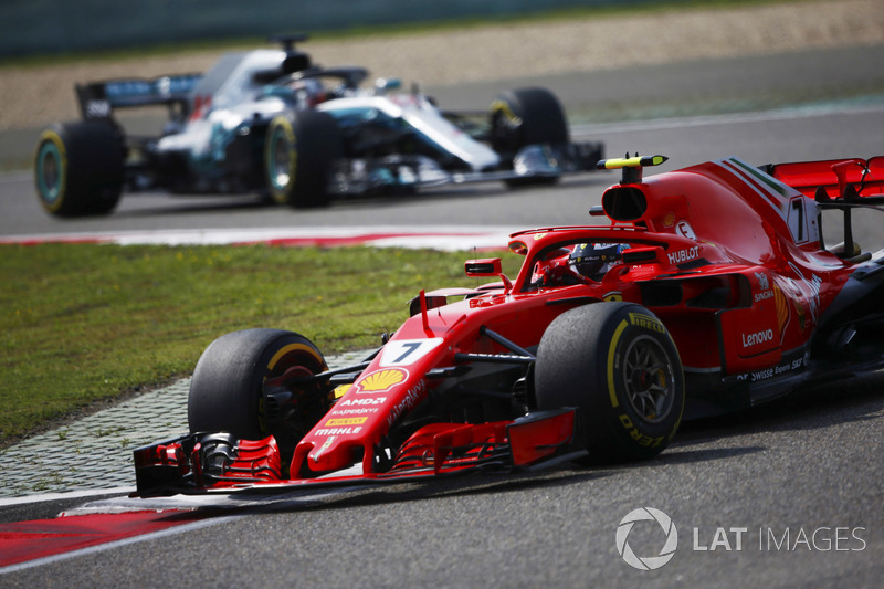 Kimi Raikkonen, Ferrari SF71H, por delante de Lewis Hamilton, Mercedes AMG F1 W09