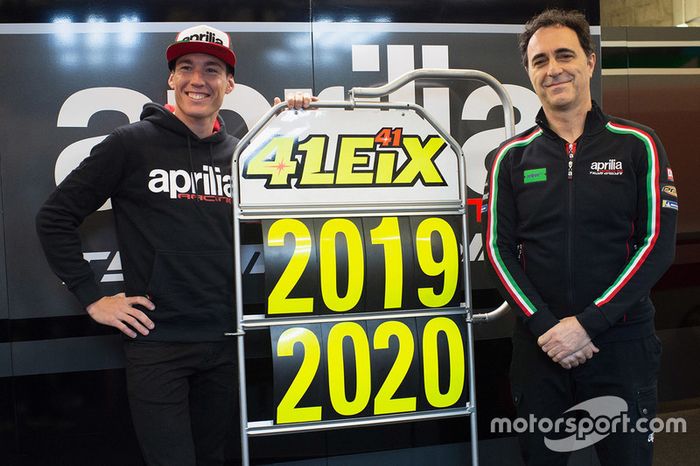 Aleix Espargaró y Romano Albesiando tras anunciarse la renovación con Aprilia hasta 2020