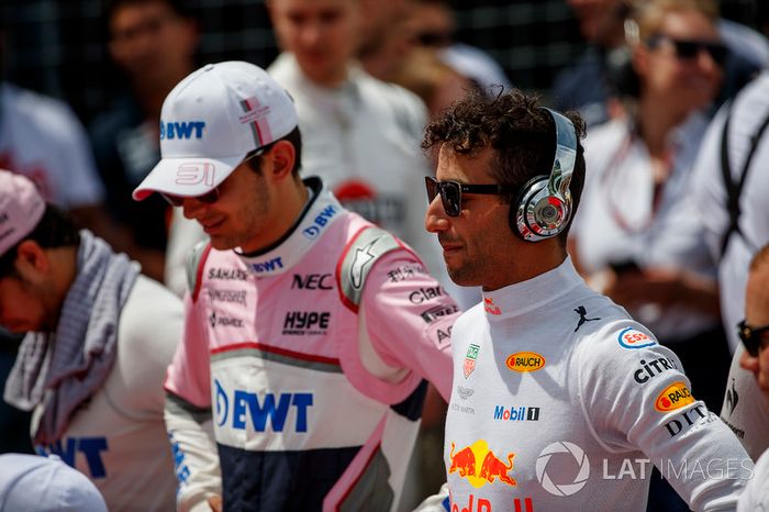 Esteban Ocon, Force India, y Daniel Ricciardo, Red Bull Racing, durante el himno