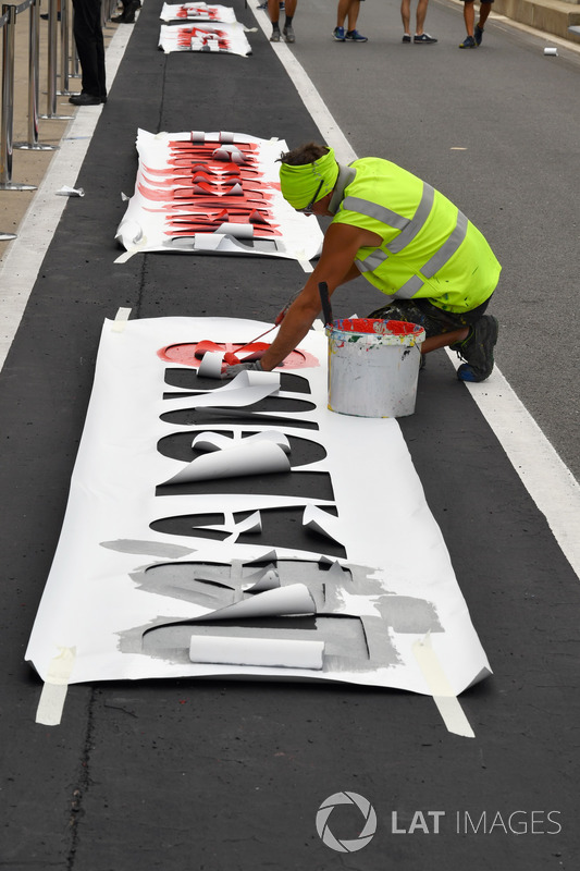 Creazione delle scritte e dei loghi in pit lane