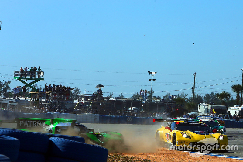 #2 Tequila Patron ESM Nissan DPi, P: Scott Sharp, Ryan Dalziel, Olivier Pla slides wide in turn 1 at the start of the race