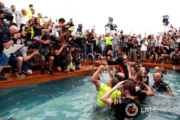 Daniel Ricciardo, Red Bull Racing, celebra la victoria en la piscina de la Red Bull Energy Station con los miembros del equipo, el diseñador Rob Marshall, director de ingeniería, Red Bull Racing