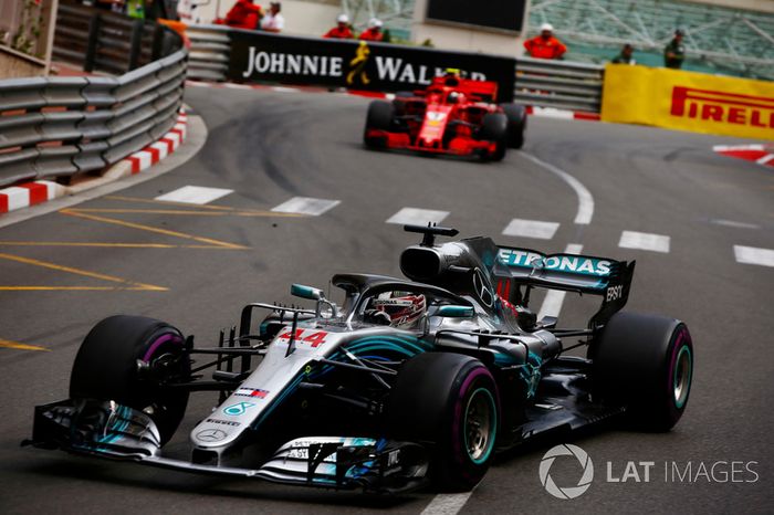 Lewis Hamilton, Mercedes AMG F1 W09, y Kimi Raikkonen, Ferrari SF71H