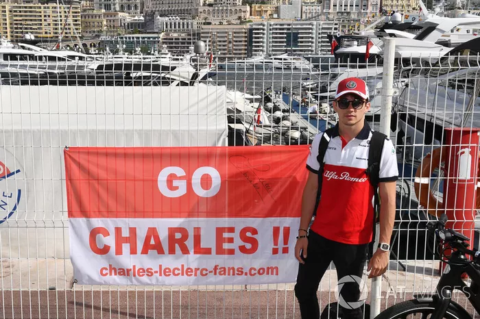 Charles Leclerc, Sauber con una pancarta de u fan