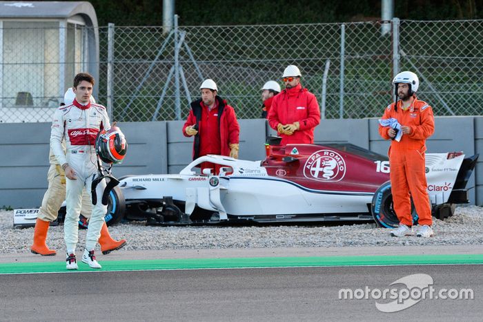 Charles Leclerc, Alfa Romeo Sauber C37 en la grava