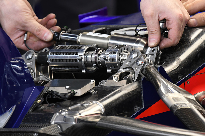 Detalle de la suspensión frontal del Toro Rosso STR13