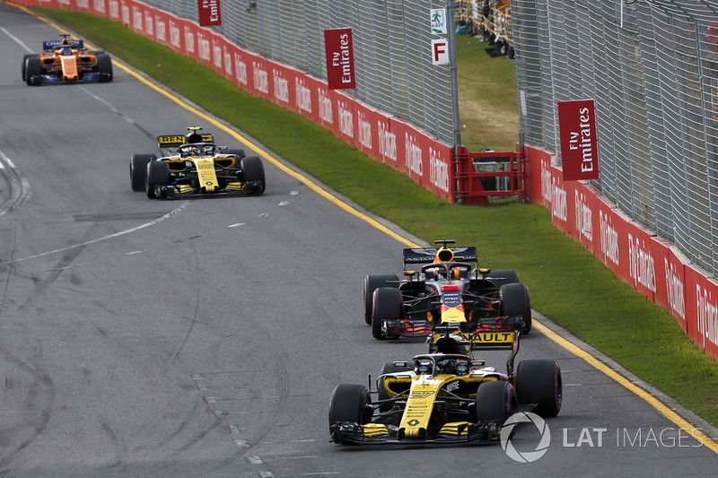 Nico Hulkenberg, Renault Sport F1 Team R.S. 18 Daniel Ricciardo, Red Bull Racing RB14