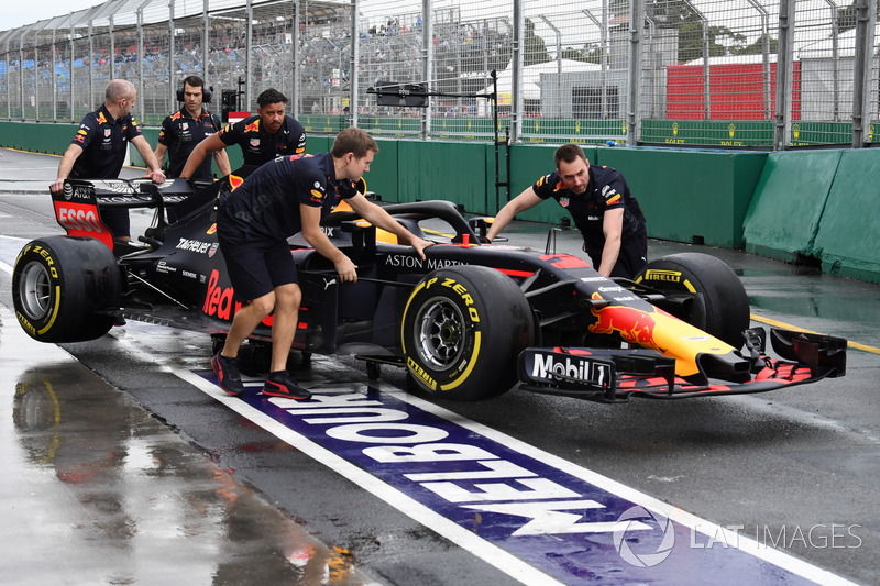 Les mécaniciens Red Bull poussent la RB14 dans la voie des stands