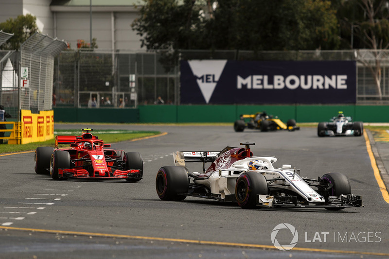 Marcus Ericsson, Sauber C37, Kimi Raikkonen, Ferrari SF-71H