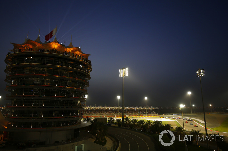 Sebastian Vettel, Ferrari SF71H, Valtteri Bottas, Mercedes AMG F1 W09, Kimi Raikkonen, Ferrari SF71H, y el resto del del grupo al comienzo de la carrera