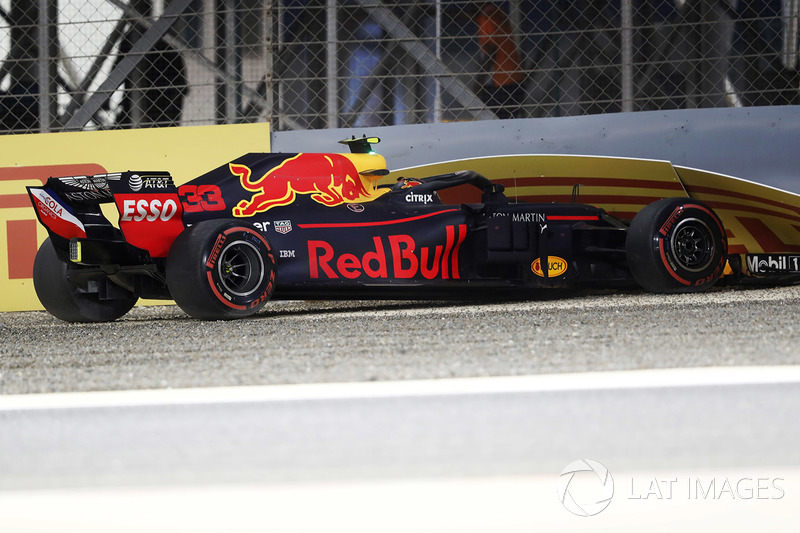 Max Verstappen, Red Bull Racing RB14 Tag Heuer, percute le mur