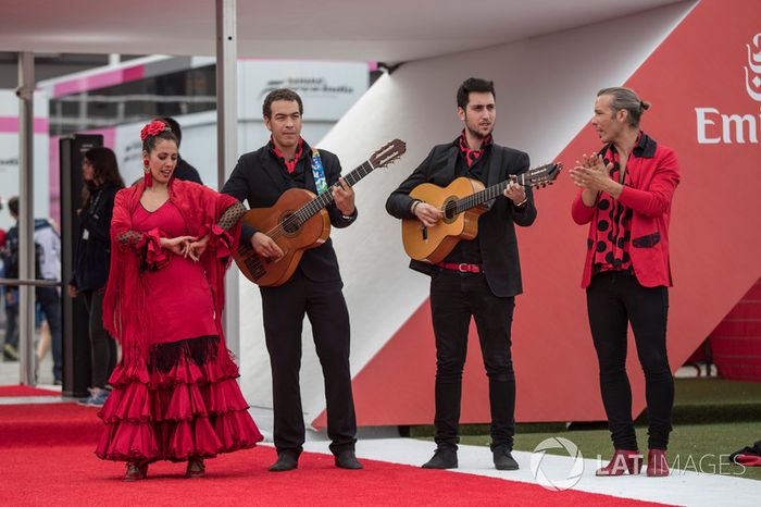 Este grupo tocava e dançava músicas típicas da Espanha na entrada do paddock.