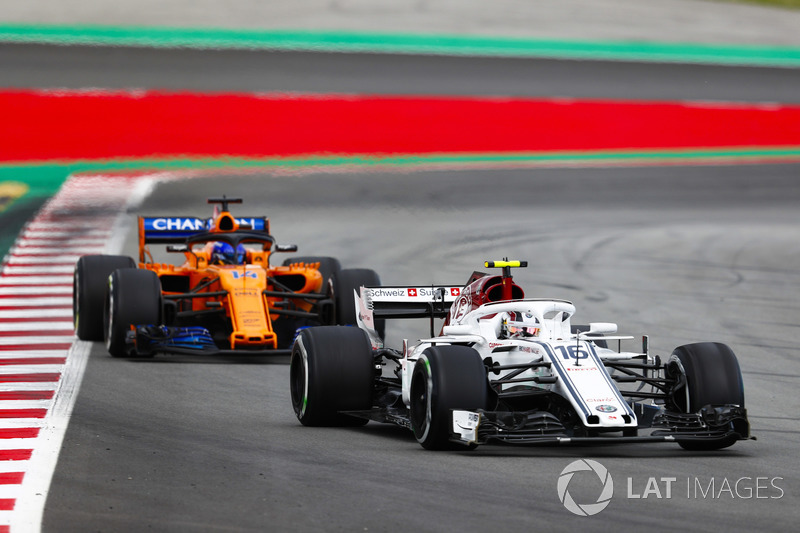 Charles Leclerc, Sauber C37, Fernando Alonso, McLaren MCL33