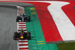 Даніель Ріккардо Red Bull Racing RB14, Льюіс Хемілтон, Mercedes AMG F1 W09