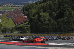 Lewis Hamilton, Mercedes-AMG F1 W09 and Kimi Raikkonen, Ferrari SF71H battle at the start of the race