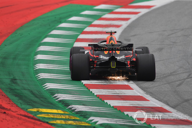 Daniel Ricciardo, Red Bull Racing RB14, solleva scintille