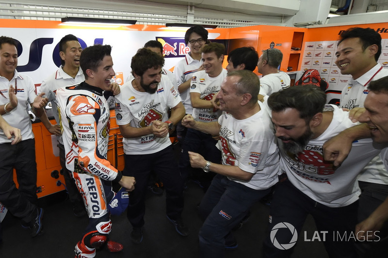 Le Champion du monde Marc Marquez, Repsol Honda Team, fête son titre avec son équipe