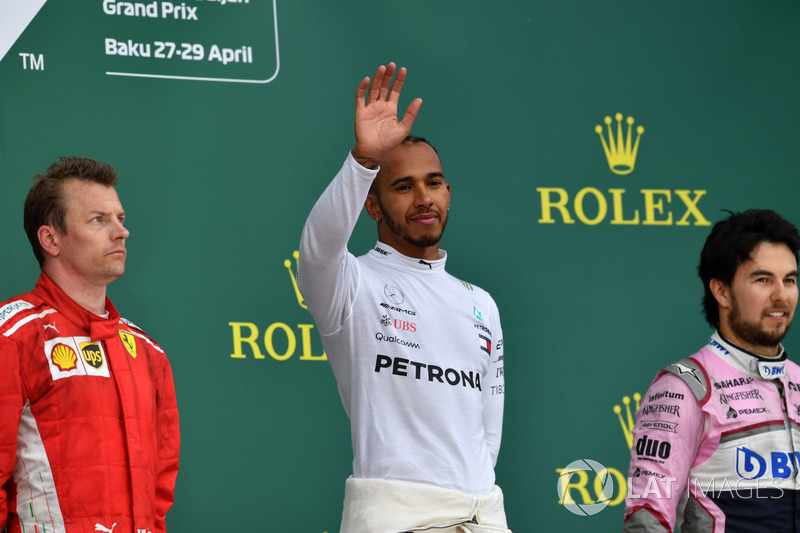 Podium: ganador, Lewis Hamilton, Mercedes-AMG F1, segundo, Kimi Raikkonen, Ferrari, tercero, Sergio Pérez, Force India
