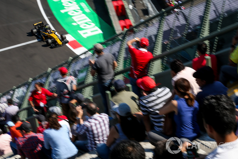 Carlos Sainz Jr., Renault Sport F1 Team RS17 e fãs