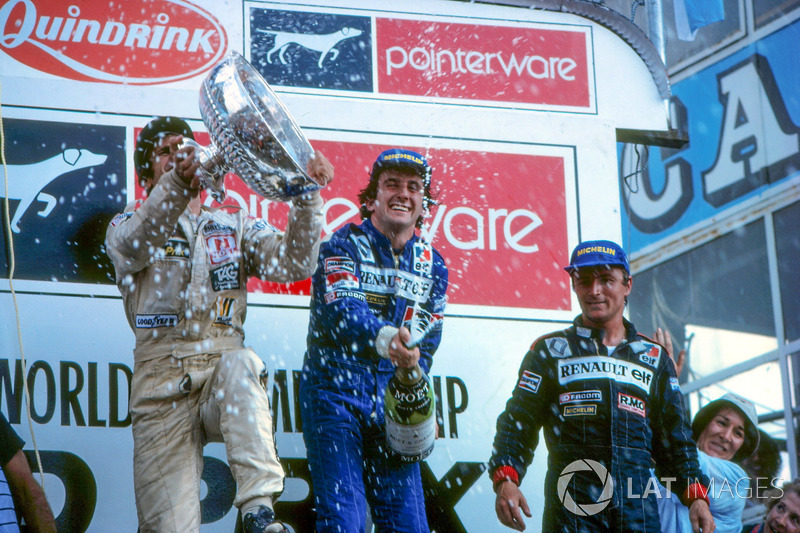 Podium : le vainqueur Alain Prost, Renault, le deuxième Carlos Reutemann, Williams, le troisième René Arnoux, Renault