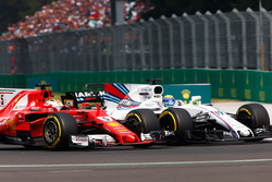 Sebastian Vettel, Ferrari SF70H, Felipe Massa, Williams FW40