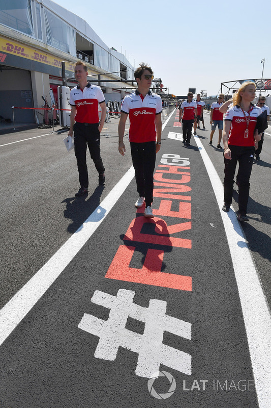 Charles Leclerc, Sauber, cammina lungo il circuito