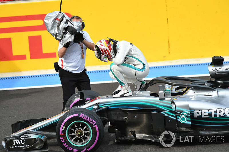 Il poleman Lewis Hamilton, Mercedes-AMG F1 W09 festeggia nel parco chiuso
