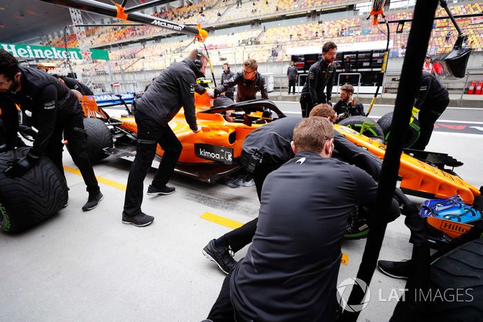 El equipo McLaren realiza prácticas en paradas en boxes