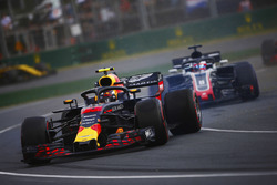 Max Verstappen, Red Bull Racing RB14 Tag Heuer, spin atıyor, Romain Grosjean, Haas F1 Team VF-18 Fer