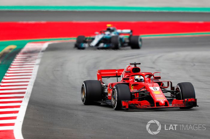 Sebastian Vettel, Ferrari SF71H, Valtteri Bottas, Mercedes AMG F1 W09