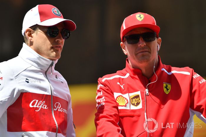 Marcus Ericsson, Sauber y Kimi Raikkonen, Ferrari en el desfile de pilotos