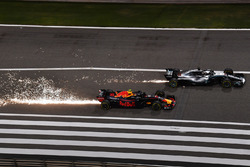 Lewis Hamilton, Mercedes-AMG F1 W09 EQ Power+ and Max Verstappen, Red Bull Racing RB14 en bataille