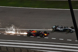 Max Verstappen, Red Bull Racing RB14 y Lewis Hamilton, Mercedes-AMG F1 W09 EQ Power+ batalla