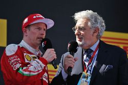 Kimi Raikkonen, Ferrari en el podio con Plácido Domingo, cantante de ópera