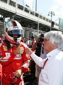 (L to R): Sebastian Vettel, Ferrari met Bernie Ecclestone, op de startopstelling