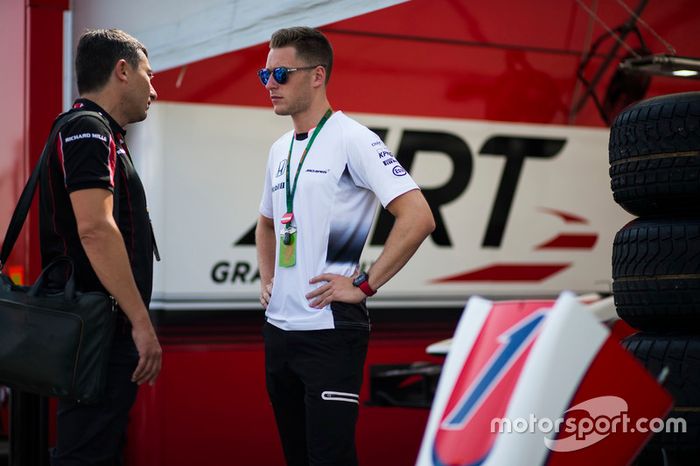 Stoffel Vandoorne, McLaren, con Sebastien Philippe, manager del equipo y director general, ART Grand