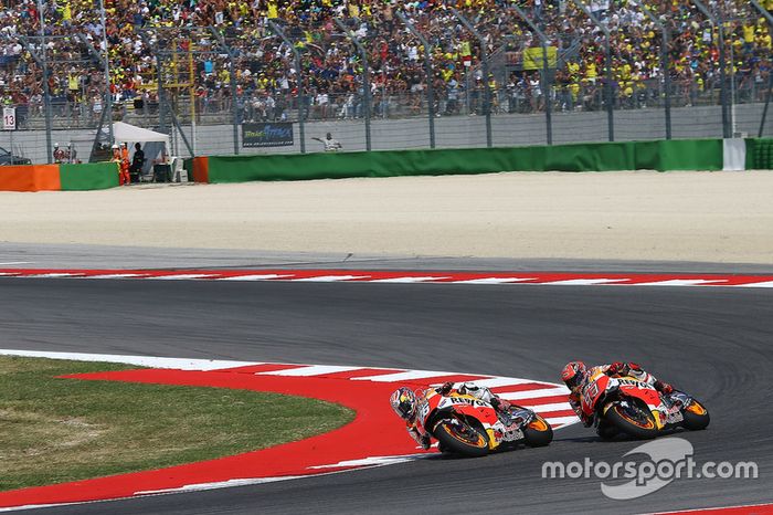 Dani Pedrosa protagonizó una gran remontada en Misano 2016 y en la vuelta 14 cazó a Marc Márquez y le pasó