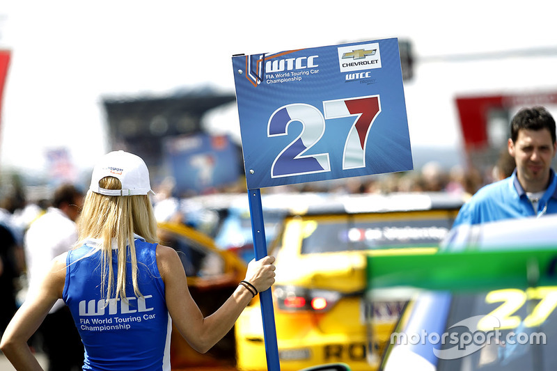 Grid girl of Grégoire Demoustier, Sébastien Loeb Racing, Citroën C-Elysée WTCC