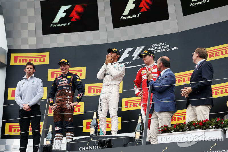 Il vincitore della gara Lewis Hamilton, Mercedes AMG F1 festeggia sul podio con il secondo classificato Max Verstappen, Red Bull Racing e il terzo classificato Kimi Raikkonen, Ferrari