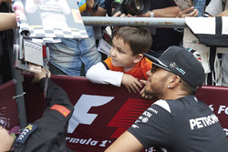 Lewis Hamilton, Mercedes AMG F1 Team con fans