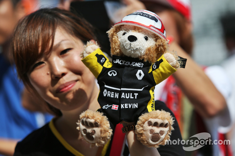 Un fan de Kevin Magnussen, Renault Sport F1 Team y un teddy bear