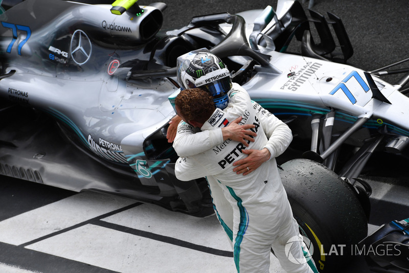 Le vainqueur Lewis Hamilton, Mercedes AMG F1 fête sa victoire avec Valtteri Bottas, Mercedes AMG F1 dans le Parc Fermé