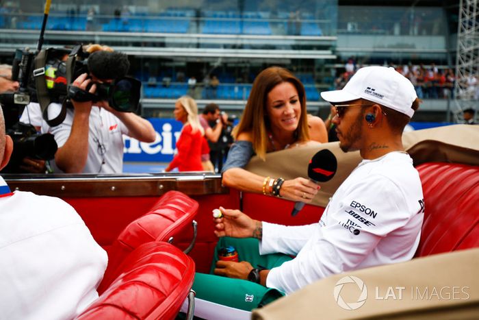 Lewis Hamilton: “Acho que todos nós largamos de forma semelhante e eu comecei, fui para a curva 1 e fiquei surpreso que Seb foi para a esquerda. Chegamos à curva 1 e houve um pequeno toque entre todos nós e na curva 4, novamente, um pouco surpreso, Seb escolheu a parte interna e não foi para o lado de fora de Kimi.”