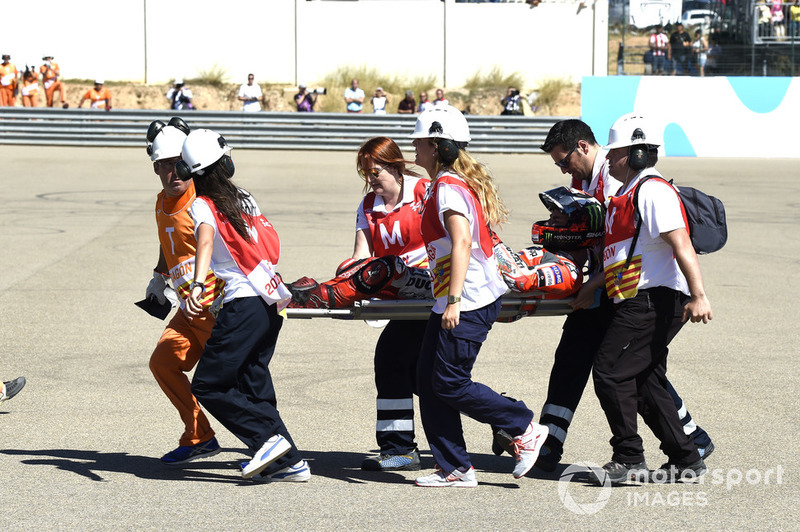 Jorge Lorenzo, Ducati Team, ditandu tim medis