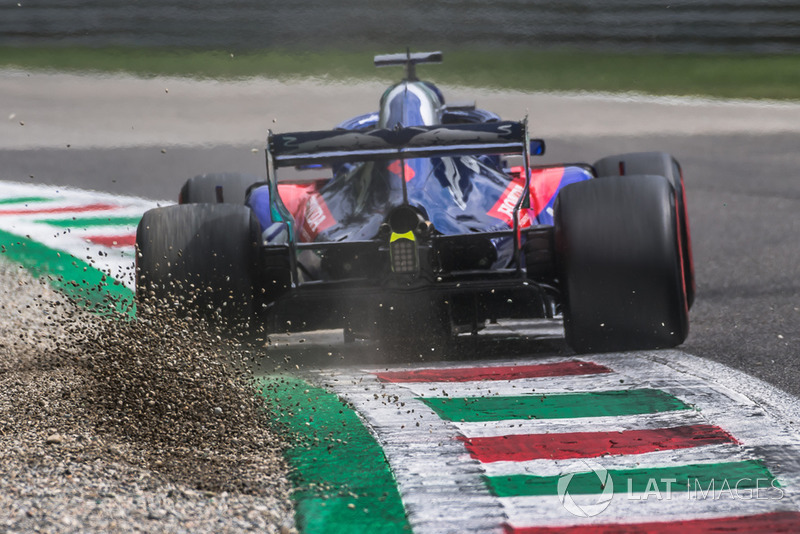 Ausfall: Brendon Hartley, Scuderia Toro Rosso STR13 kicks up the gravel