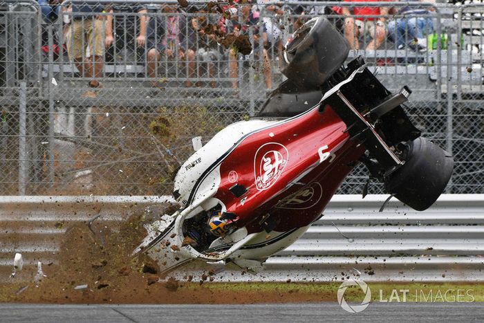 Marcus Ericsson vuelca con el Sauber C37