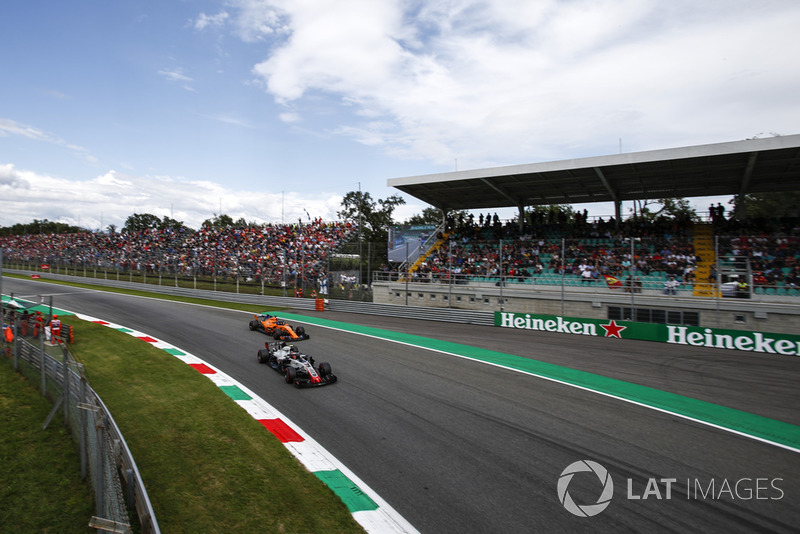 Kevin Magnussen, Haas F1 Team VF-18, Fernando Alonso, McLaren MCL33